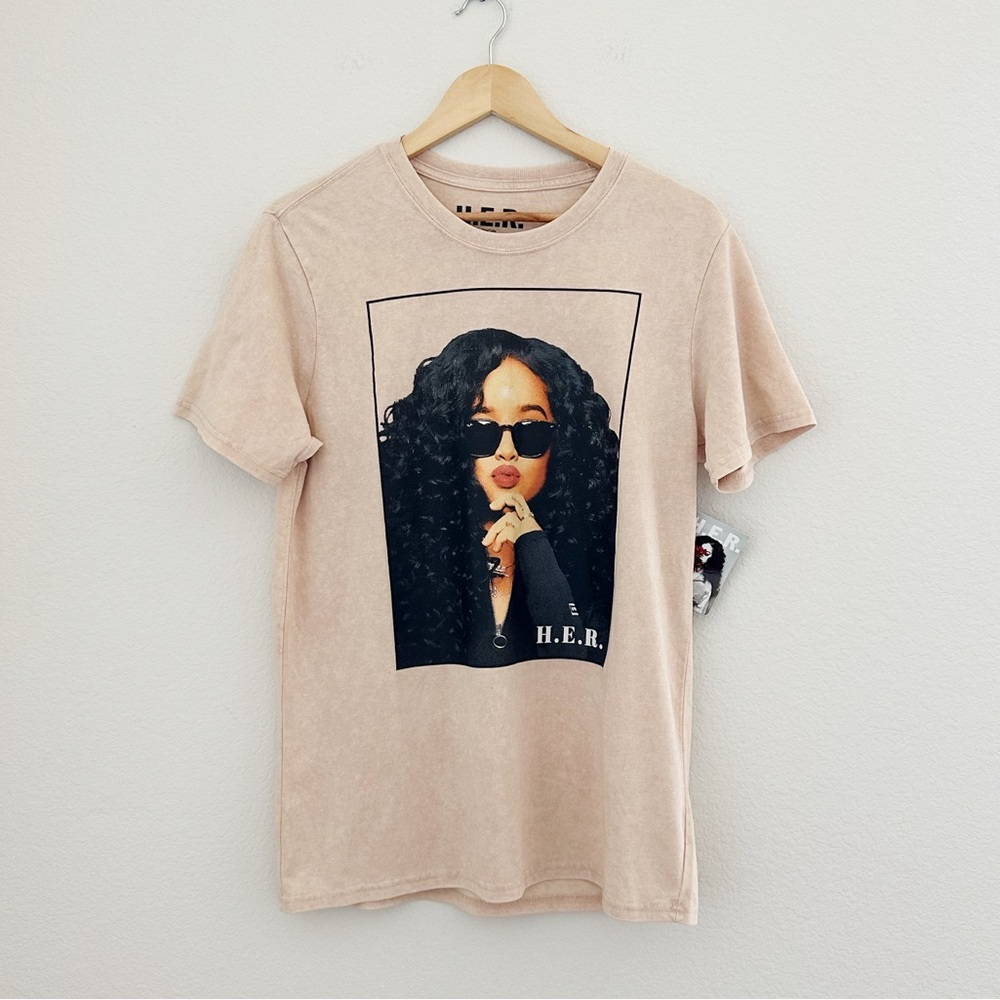 NEW H.E.R Portrait Graphic Tee - Picture 6 of 6